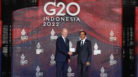 Президент США Джо Байден и президент Индонезии Джоко Видодо перед началом G20