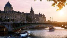 Река Сена протекает через Париж