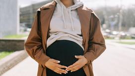 Беременная женщина в пальто