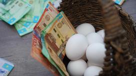 Яйца лежат в корзинке рядом с деньгами