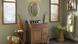 В ванной комнате деревянная мебель. Стены окрашены в оливковый цвет