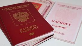 Российский паспорт лежит на столе