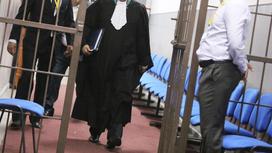 Судья идет в зал заседания с папкой в руках
