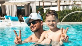 Сергей Лазарев с сыном Никитой в бассейне