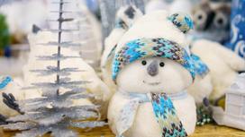 Сувенирная елочка и снеговичок из синтепона в голубом шарфике