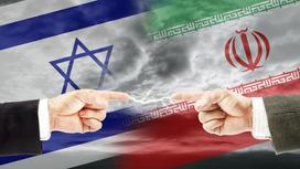 Руки мужчин на фоне флагов Ирана и Израиля