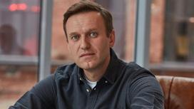 Алексей Навальный сидит в кресле