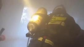 Пожарный проводит эвакуацию
