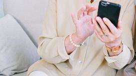 Женщина держит телефон в руках