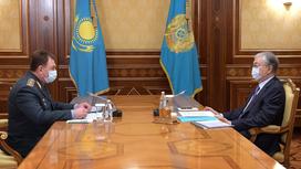Юрий Ильин и Касым-Жомарт Токаев сидят за столом