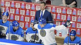 Галым Мамбеталиев вместе с хоккеистами сборной Казахстана