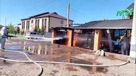 Пожарный тушит подземный газгольдер