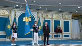 Президент Токаев вручил флаг спортсменам