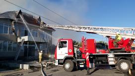 Пожарная машина у горящего здания