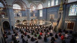 Мусульмане читают намаз в мечети