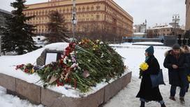 Цветы в память Алексея Навального в Москве