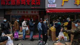 Жители Шанхая стоят в очереди за продуктами