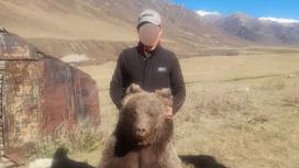 Мужчина с убитым медведем