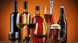 Бутылки и бокалы с алкоголем