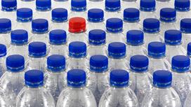 Бутылки с водой стоят