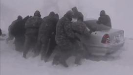 Военные спасают жителей Актюбинской области