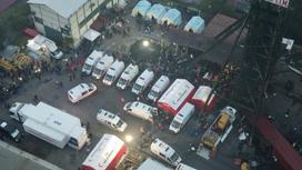 Машины скорой помощи и спасателей на месте ЧП