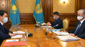 Касым-Жомарт Токаев и Багдат Мусин сидят за столом