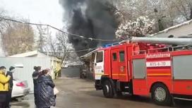 Пожарная машина едет к месту возгорания