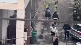 Девушки выбегают из здания