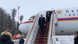 Премьер-министр Никол Пашинян спускается по трапу