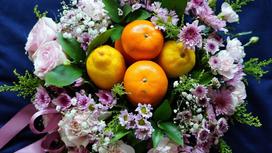 Букет с цитрусовыми и цветами