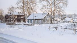 Село зимой с домами