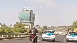 Мотоциклист и полицейские в Алматы