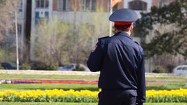 полицейский стоит на улице