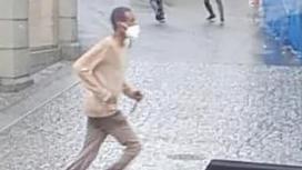 Мужчина с ножом бежит по улице