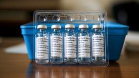 Ампулы с вакциной AstraZeneca стоят на столе