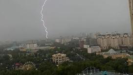Молния во время грозы в Алматы