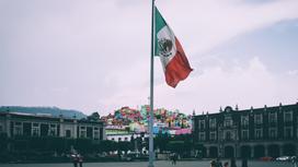 Мексиканский флаг на площади