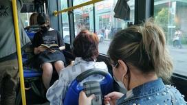 Пассажиры сидят в салоне автобуса