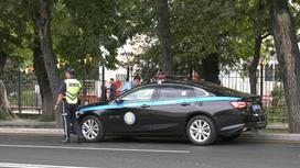 Полицейские и авто на улице