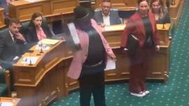 Равири Вайтити во время исполнения танца в парламенте