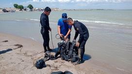 Водолазы готовятся к погружению