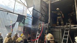 Пожарные тушат огонь на рынке в Алматы