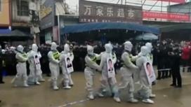 Нарушители ковидных ограничений в Китае на "марше позора"
