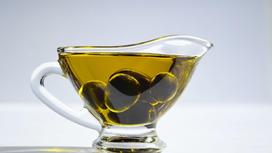 Оливковое масло и маслины в стеклянной посуде