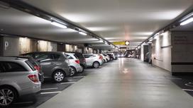 Машины стоят в подземном паркинге