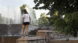 Девочка возле фонтана