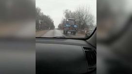 Полицейские преследуют трактор