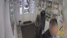 Мужчина в аптеке во время ограбления ребенка
