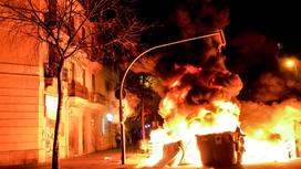 Возгорание баррикад во время беспорядков в Барселоне